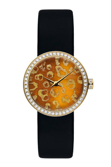 <strong> ラ ディ ドゥ  ディオール </strong><br /><br />ケース径｜25mm<br />ムーブメント｜クォーツ<br />素材｜YG×Dia<br />ブレスレット｜サテン<br />価格｜221万5千円（税抜）<br />池袋西武先行発売<br />