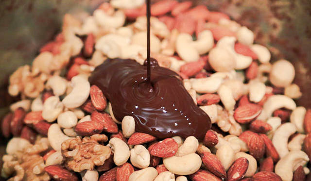 <strong>「Groovy Nuts（グルーヴィナッツ）」</strong>　チョコレートを湯煎しながら35度以上にならないようにゆっくりと溶かし、ローストしたてのミックスナッツに静かに垂らしていく「カカオナッツ」