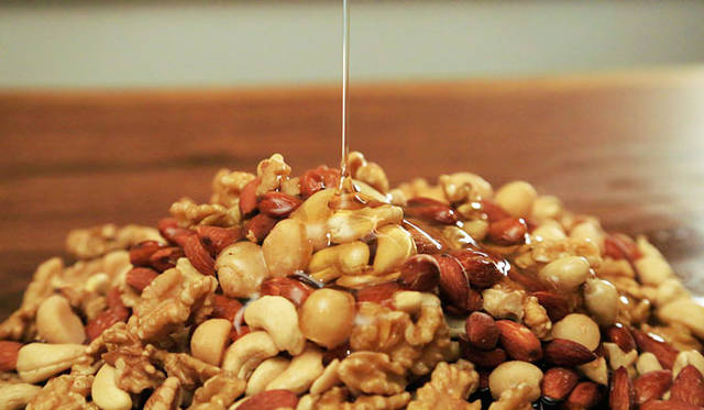 <strong>「Groovy Nuts（グルーヴィナッツ）」</strong>　国産の百花蜂蜜をふんだんに使って焼き上げるフレーバーナッツ「ローストハニーナッツ」