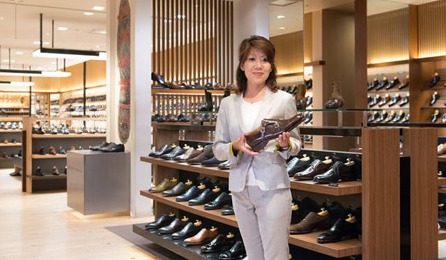 伊勢丹紳士靴バイヤーの中村良枝氏。紳士靴一筋で経験豊富。多くの顧客をもつ