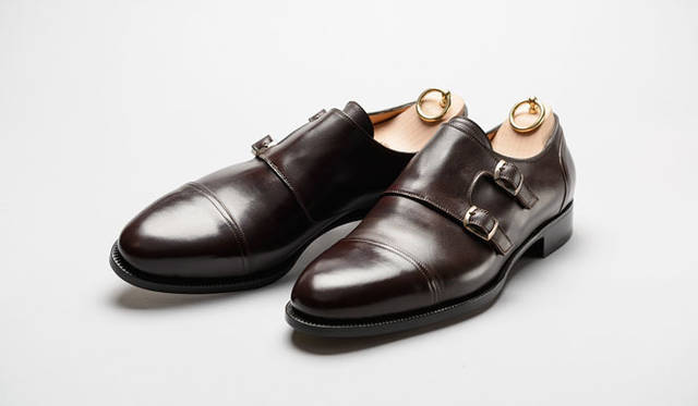 <strong>「Stefano Bemer（ステファノ・ベーメル）」</strong>　今シーズン、バイヤーが特別にオーダーしてきた新作のダブルモンク。ステファノ・ベーメルらしいパターンメイクで、履き口に使うようなアッパーの玉縁の処理や、小ぶりで角度があるバックル、全体のボリューム感などすべて秀逸。もちろんハンドソーン製。24万8400円