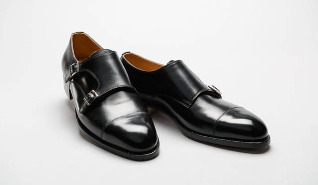 <strong>「VASS（ヴァーシュ）」</strong>　知る人ぞ知るハンガリーの名ファクトリー、ヴァーシュ。互いの信頼から日本で正規に取引があるのは伊勢丹のみだ。小ぶりなバックルと細身のストラップが特徴で、ヒールは日本人の足型を意識して小ぶりにモディファイ。特に職人の手仕事が感じられる迫力ある立体感は、一見の価値あり。12万9600円