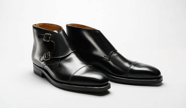 <strong>「Crockett&Jones（クロケット＆ジョーンズ）」</strong>　ありそうでなかったダブルモンクのブーツがクロケット＆ジョーンズから登場。ミリタリーな香りをもちつつ、ドレスの木型でエレガントさもプラス。黒とダークブラウンの2色展開。9万5040円　※9月上旬販売予定