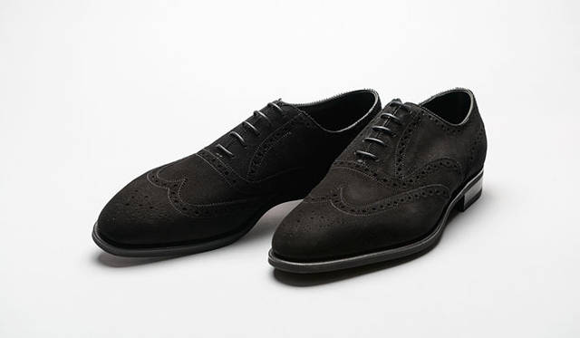 <strong>「Edward Green（エドワードグリーン）」</strong>　ウィングチップの定番的モデル「マルバーン」に、ラスト82のDウィズ。強さのある黒を幅の狭いラストにのせてエレガントさを強調。ソールはソフトで軽く、グリップ力のあるラバーソール“R/1ソール”でコンフォートに履きこなせる。今季の“ブラック”を代表する伊勢丹別注だ。14万6880円