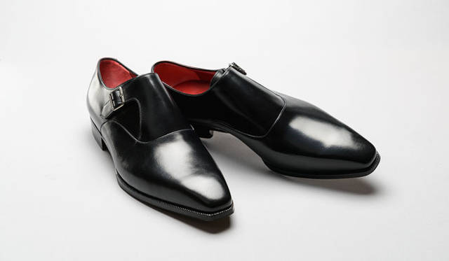 <strong>「ENZO BONAFE（エンツォ・ボナフェ）」</strong>　過去にエンツォ・ボナフェと伊勢丹で制作したラスト（木型）「ISラスト」を今回リバイバル。真っ黒なボディに、ライニングの赤が冴える。釣り込みの丁寧さからの立体感、アッパーのステッチの細かさなど、どこから見てもエレガントなモンクシューズ。11万3400円