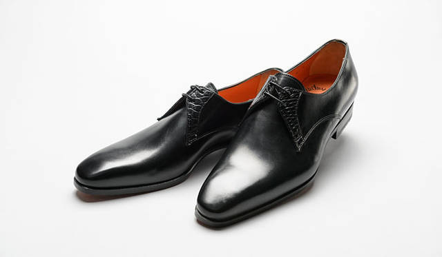 <strong>「Santoni（サントーニ）」</strong>　サントーニが得意なクロコダイルとのコンビネーションの新作は、ダービーの2アイレット。ダービーの羽根の角度を極限まで小さくすることで、エレガントさをアピール。個性的なサントーニの高級ラインだ。14万2560円