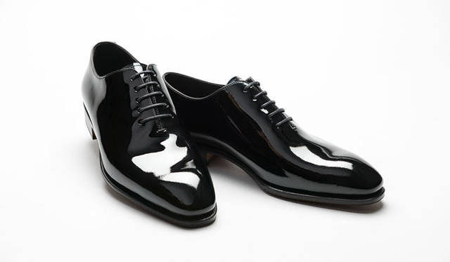 <strong>「CARMINA（カルミナ）」</strong>　スペインを代表する「メルミン（Meermin）」の姉妹ブランド、カルミナ。これもありそうでなかった“黒エナメルのグッドイヤー”で、エナメルをグッドイヤーでつくれるのは、良質なエナメルを使っている証拠。秋冬のパーティシーンで履きこなしたい。7万1280円