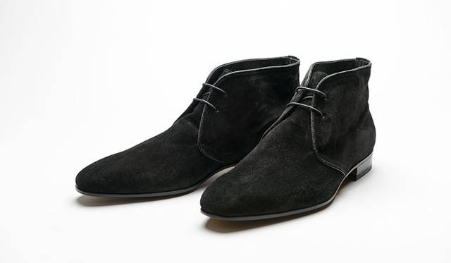 <strong>「FERRANTE（フェランテ）」</strong>　フェランテらしいすっきりした木型を使用したチャッカブーツ。スエードの毛並み感も良く、コストパフォーマンスも魅力。カジュアルシーンでも活躍する一足だ。5万4000円