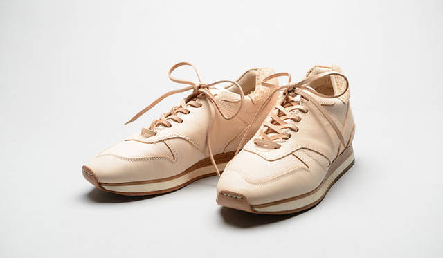 <strong>「HenderScheme（エンダースキーマ）」</strong>　スニーカーという大量生産、消費の象徴である工業製品をあえてオールレザー仕様に昇華。浅草の工場でのハンドメイドによる少量生産で、経年変化するヌメ革と修理可能であるレザーソールのスニーカーは、エンダースキーマの“世界の名作＝オマージュライン”としてあらたにラインナップ。5万8320円