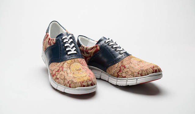 <strong>「HIROSHI TSUBOUCHI（ヒロシ ツボウチ）」</strong>　ゴブラン織りのアッパーにスポーティなスニーカーソールを組み合わせた一足。中央にネイビーを配することで全体に落ち着いた雰囲気を与えている。2万9160円　※9月上旬販売予定<br>9月17日（水）から22日（月）まで、「ヒロシ ツボウチ　パターンオーダー会」を開催する