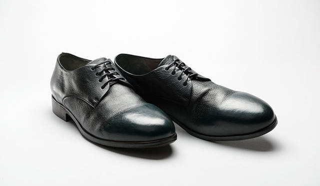 <strong>「Marsell（マルセル）」</strong>　ヴェネツィア近郊の小さな工場で、メイド・イン・イタリーにこだわって作られているマルセルは、今シーズン初導入のブランド。あえて野暮ったいボリューム感のある木型に、洗練された革の質感やカラーリングを合わせることで、ファッション感度の高い人にアピールする。10万8000円