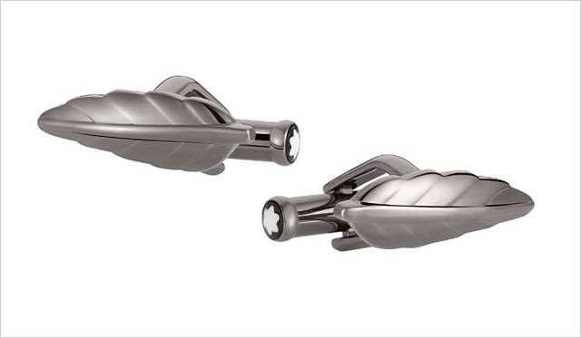 <strong>MONTBLANC｜モンブラン</strong>　作家シリーズ 2014 「ダニエル・デフォー」 筆記具のクリップと同様、オウムの「ポル」の羽をモチーフにしたデザインのカフリンクス3万240円（ステンレススティール／グレーPVD 仕上げ）