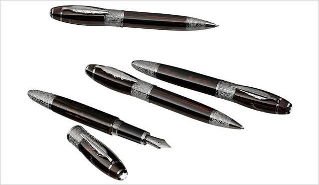 <strong>MONTBLANC｜モンブラン</strong>　作家シリーズ 2014 「ダニエル・デフォー」 上からメカニカルペンシル、ローラーボール、ボールペン、万年筆（※メカニカルペンシルはセット販売のみ）<br>セット（万年筆M／ボールペン／メカニカルペンシル）33万2640円
