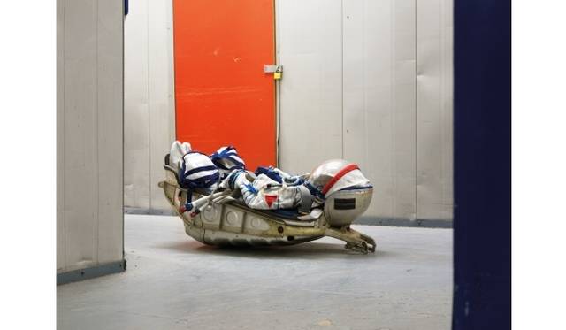 <strong>ART｜写真家ヴァンサン・フルニエによる『ARCHEOLOGY OF THE FUTURE-未来の考古学』</strong><br />©Vincent Fournier SOKOL KV2 Space Suit, KAZBEK seat from a Soyuz rocket, Warehouse, London, United Kingdom, 2009.