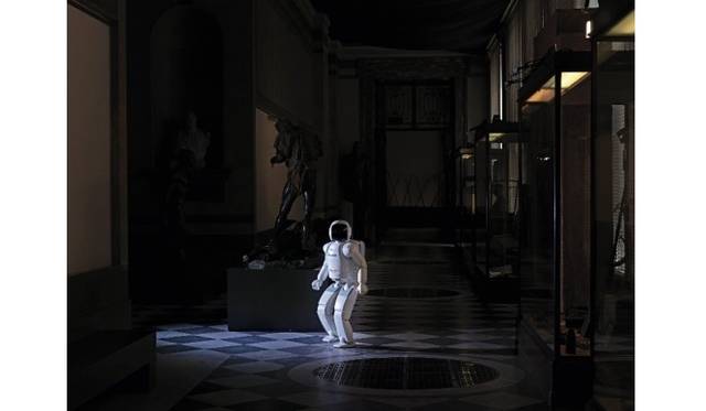 <strong>ART｜写真家ヴァンサン・フルニエによる『ARCHEOLOGY OF THE FUTURE-未来の考古学』</strong><br />©Vincent Fournier - Asimo #2 [Honda], RMCA, Brussels, Belgium, 2009.