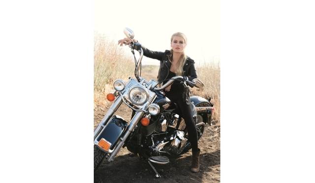 <strong>MICHAEL KORS｜クレイボーン・スワンソン・フランクによる新作写真集『YOUNG HOLLYWOOD』発売</strong>　レヴェン・ランビン