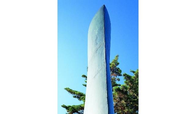 屋内外にアートが多数点在する本社