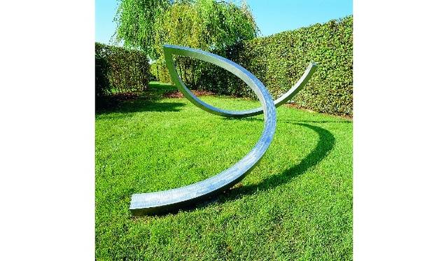 屋内外にアートが多数点在する本社