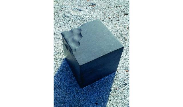 屋内外にアートが多数点在する本社