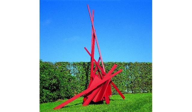 屋内外にアートが多数点在する本社