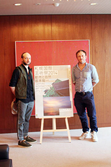 <strong>『バベル BABEL（words）』</strong>　札幌国際芸術祭2014公演前に札幌市役所を表敬訪問で訪れた、振付家シディ・ラルビ・シェルカウイ（Sidi Larbi Cherkaoui）と長年の芸術パートナーであるダミアン・ジャレ（Damien Jalet）