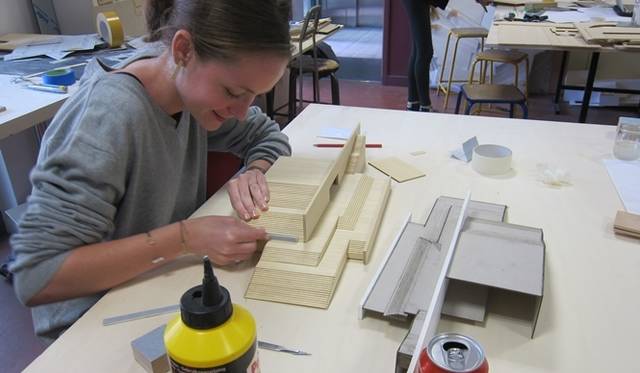 <strong>ART FILE 31｜「Le Japon Rive Gauche展」 －ベネッセ・アートサイト直島と建築家 安藤忠雄－</strong>　エコール・ブール国立工芸学校の学生たちの作業風景