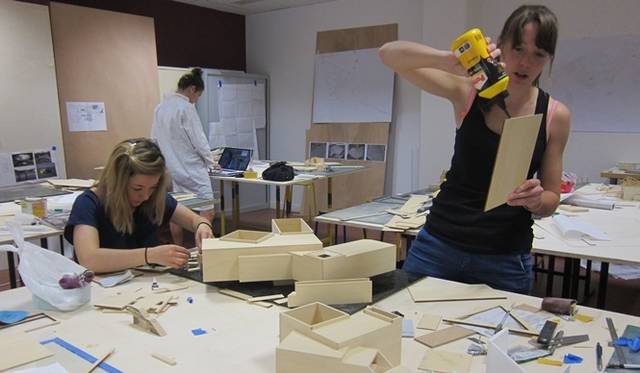 <strong>ART FILE 31｜「Le Japon Rive Gauche展」 －ベネッセ・アートサイト直島と建築家 安藤忠雄－</strong>　エコール・ブール国立工芸学校の学生たちの作業風景