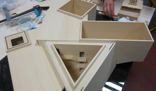 <strong>ART FILE 31｜「Le Japon Rive Gauche展」 －ベネッセ・アートサイト直島と建築家 安藤忠雄－</strong>　エコール・ブール国立工芸学校の学生たちの作業風景