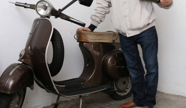 奥さんとのデートにも活躍した1975年の「ヴェスパ」。いまもガレージの片隅にカバーをかけて大切に保管されていた