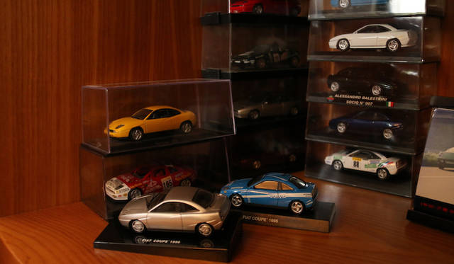 “記念写真”の隣にはクーペ フィアットのミニカーが所狭しと並ぶ