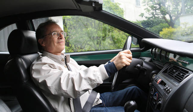 スポーツカーのムードを醸し出しながら、家族4人でイタリア中を旅できるほどの実用性が、クーペフィアットのチャームポイントだとバレストリーニ氏は語る