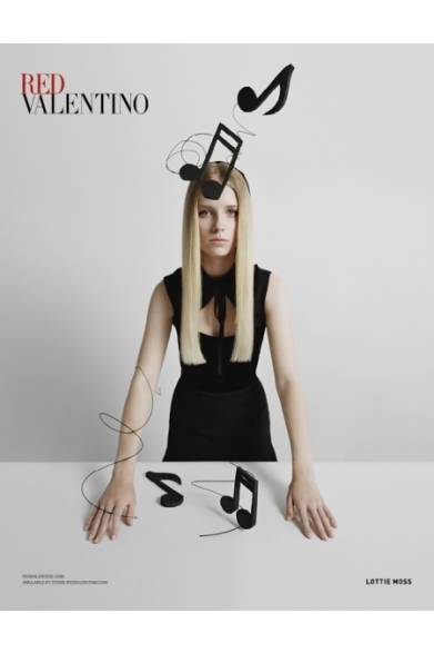 <strong>RED VALENTINO｜おとぎ話のような最新広告にロッティ・モス登場</strong>