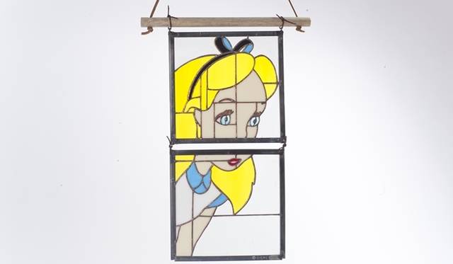 <strong>Ron Herman｜日本上陸5周年、アニバーサリーアイテムが限定登場</strong><br />Colin adrian glass　ALICE（17×8.5inch） 32万円（税抜） © Disney