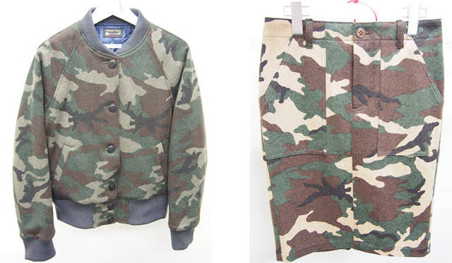 左／カモフラージュ スタジアムジャケット5万1840円、右／カモフラージュ スカート2万3760円