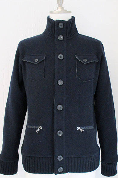 <strong>R名古屋髙島屋でポップアップショップ開催</strong><br />ダブルフェイスのニット生地を使用し、ポケットのフラップなどちらりと裏面が見えるのがポイント。スリムフィットですっきりと着られるデザイン。ニットブルゾン3万6720円