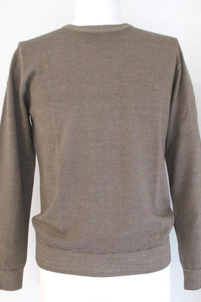 <strong>R名古屋髙島屋でポップアップショップ開催</strong><br />ジャストサイズのシンプルなデザインのニット。オーバーダイにより、継ぎ目やリブ部分の色が薄く、味のある風合いが特徴。ウール100パーセントの上質なニット。ヴィンテージニット2万4840円