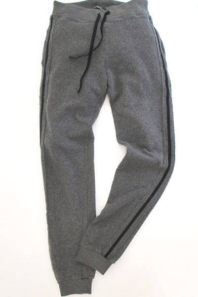 <strong>R名古屋髙島屋でポップアップショップ開催</strong><br />ほどよいゆったり感でシルエットが美しいニットパンツ。サイドラインがアクセント。ニットパンツ2万2680円