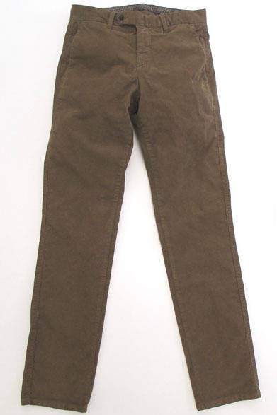 細い畝（うね）のコーデュロイパンツ。ウォッシュ加工をほどこし、ほどよいカジュアル感が魅力。ストレッチのあるコーデュロイで履き心地も抜群。コーデュロイパンツ2万2680円