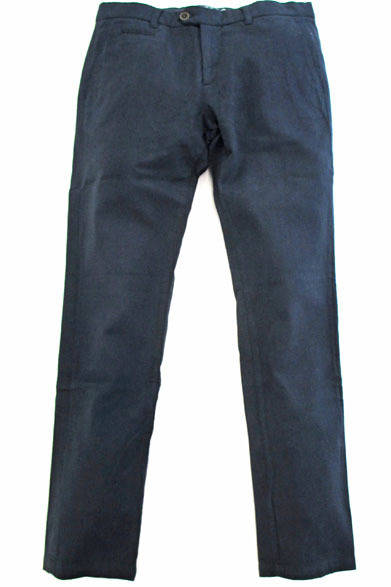 <strong>R名古屋髙島屋でポップアップショップ開催</strong><br />暖かみのあるコットン100パーセントの肌触りの良い起毛生地で、洗いによるほどよい“くったり感”が大人の雰囲気。起毛パンツ2万4840円