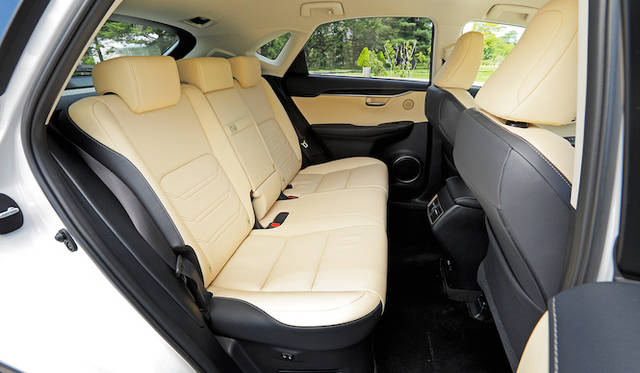 後席6:4の分割可倒式シート