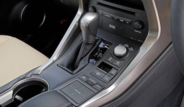 ナビやオーディオなど、インフォテイメントシステムの入力には、今回あらたにタッチパッド式が採用された