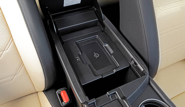 センターコンソール内の充電エリアに置くだけで、スマートフォンやモバイルバッテリーの充電もおこなえる