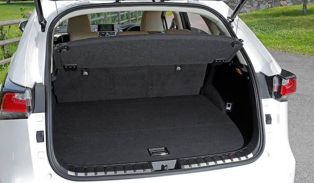 ラゲージルームはリヤシートを倒すことなく、9.5型ゴルフバッグを3個横向きに、さらに、その上に1個の計4個を収納することができる
