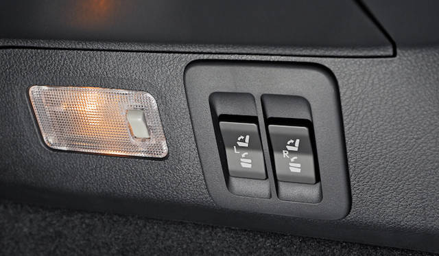 世界初ではじめて電動による後席シートの格納、引き起こしを採用したNX。操作はラゲージスペース内だけでなく、運転席からも可能だ