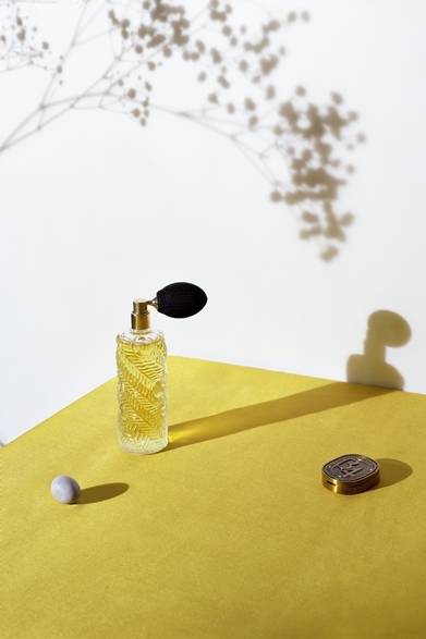 <strong>diptyque｜ブランドの出発点にちなんだコレクション「34」誕生</strong><br />（左より）オードパルファン「エッセンス アンサンセ」 100mL 1万9440円、ソリッド パフューム「エッセンス アンサンセ」 3.6g 7560円