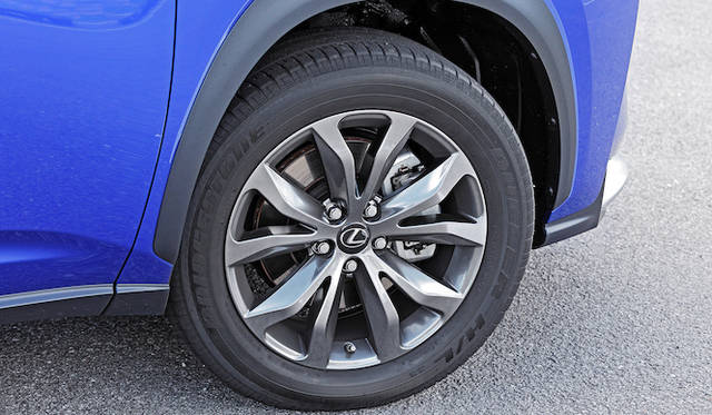 “F SPORT”専用オプションとして用意されるの18インチアルミホイール