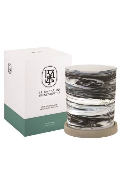 <strong>diptyque｜ブランドの出発点にちなんだコレクション「34」誕生</strong><br />キャンドルホルダー「ペイザーシュ」（キャンドルスタンド付） 1万9332円