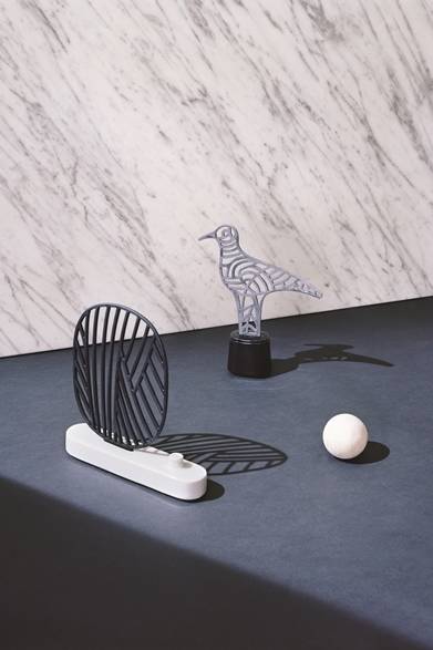 <strong>diptyque｜ブランドの出発点にちなんだコレクション「34」誕生</strong><br />（左より）鳥モチーフ セラミック製ディフューザー（限定商品） 1万7496円 、枝モチーフ セラミック製ディフューザー（限定商品） 1万7496円 