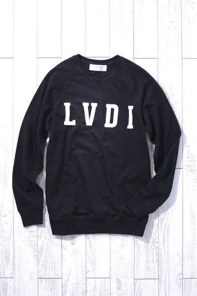 MENS｜ブランドロゴを大胆に配したスウェットは、オーストラリア産のオーガニックコットン100パーセントで製作。ラグランスリーブが、スマートでリラックスした印象を生む。ロゴスウェット1万8000円（LVDI）<br />※税抜き価格