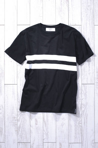 MENS｜こちらもオーガニックコットン100パーセントのファブリックを使用した、「Twin Fin」Tシャツ。サーフブランドならではのネーミングがユニークだ。Tシャツ1万円（LVDI）<br />※税抜き価格